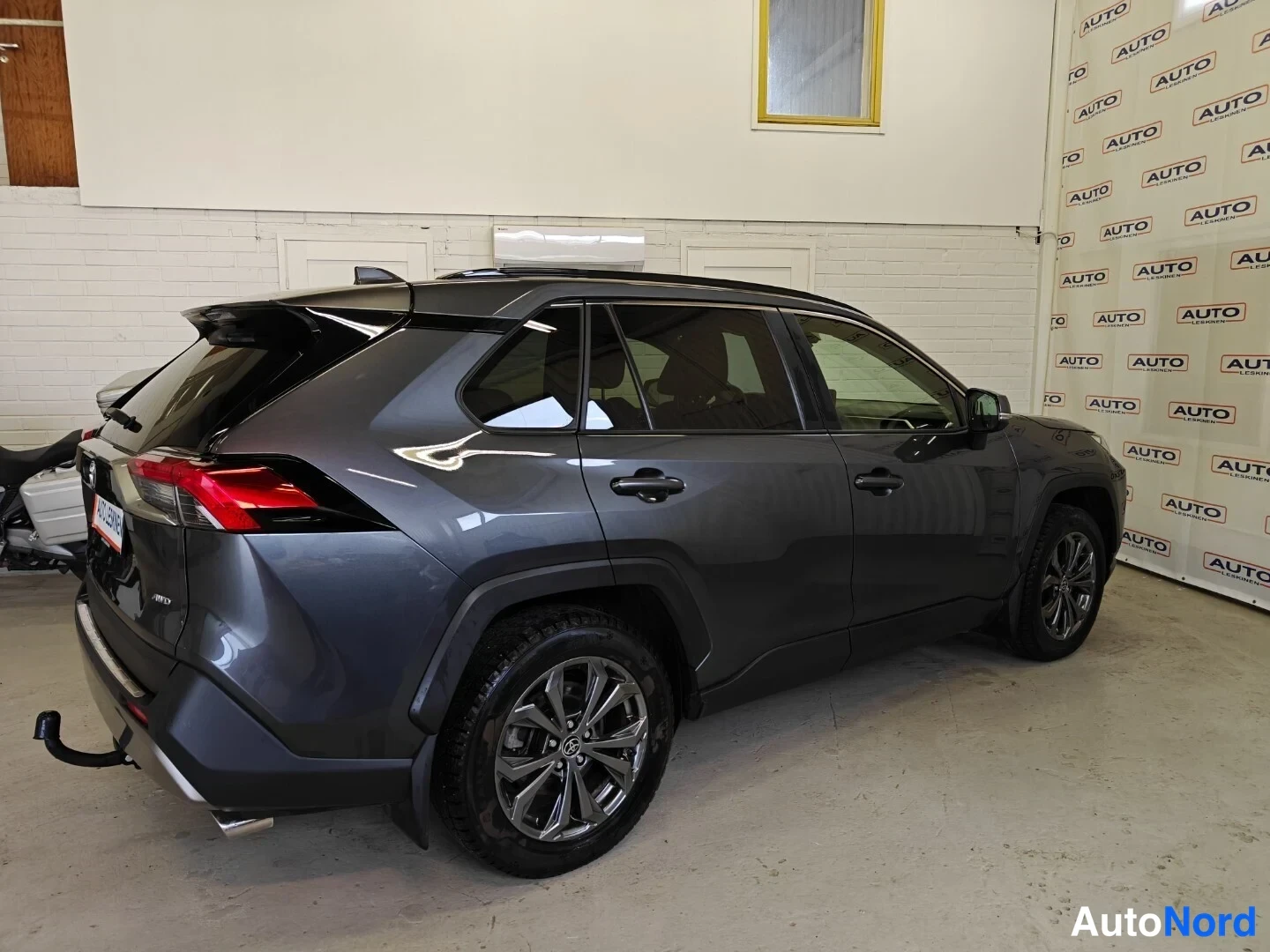 Harmaa Toyota RAV4 2023, takaviisto, kuva 6