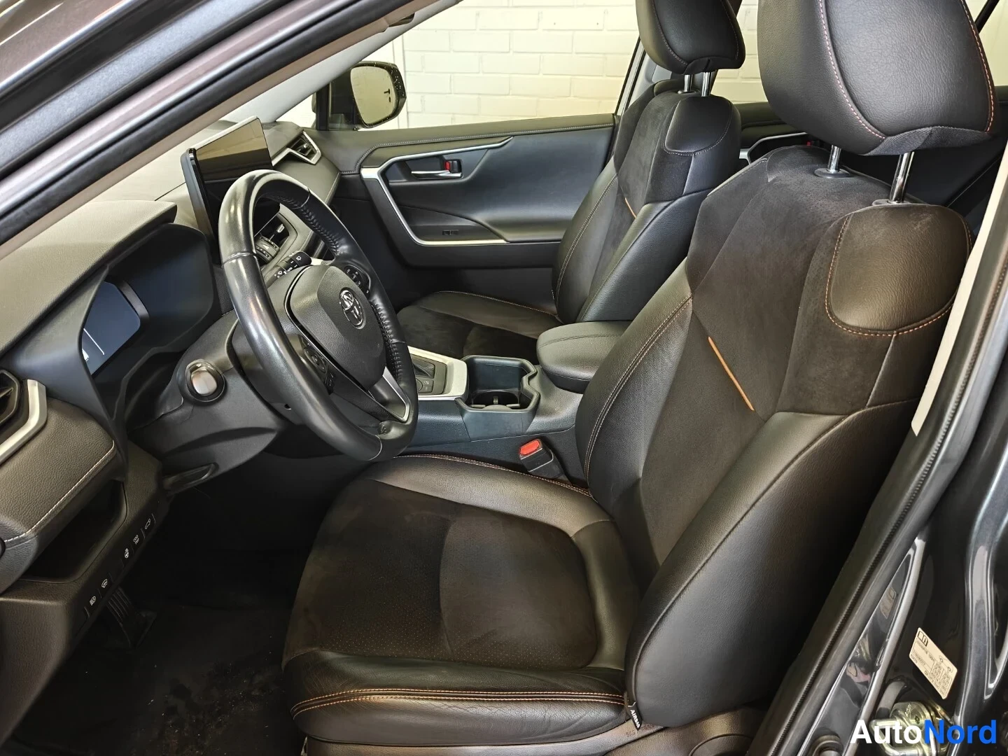 Harmaa Toyota RAV4 2023, etuistuimet, kuva 9