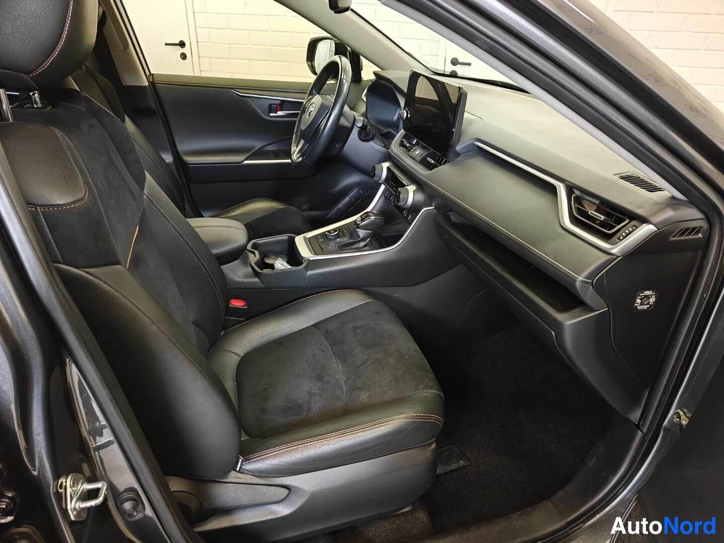 Harmaa Toyota RAV4 2023, ohjaamo, kuva 7