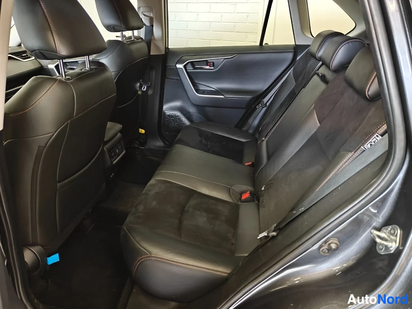 Harmaa Toyota RAV4 2023, takaistuimet, kuva 10