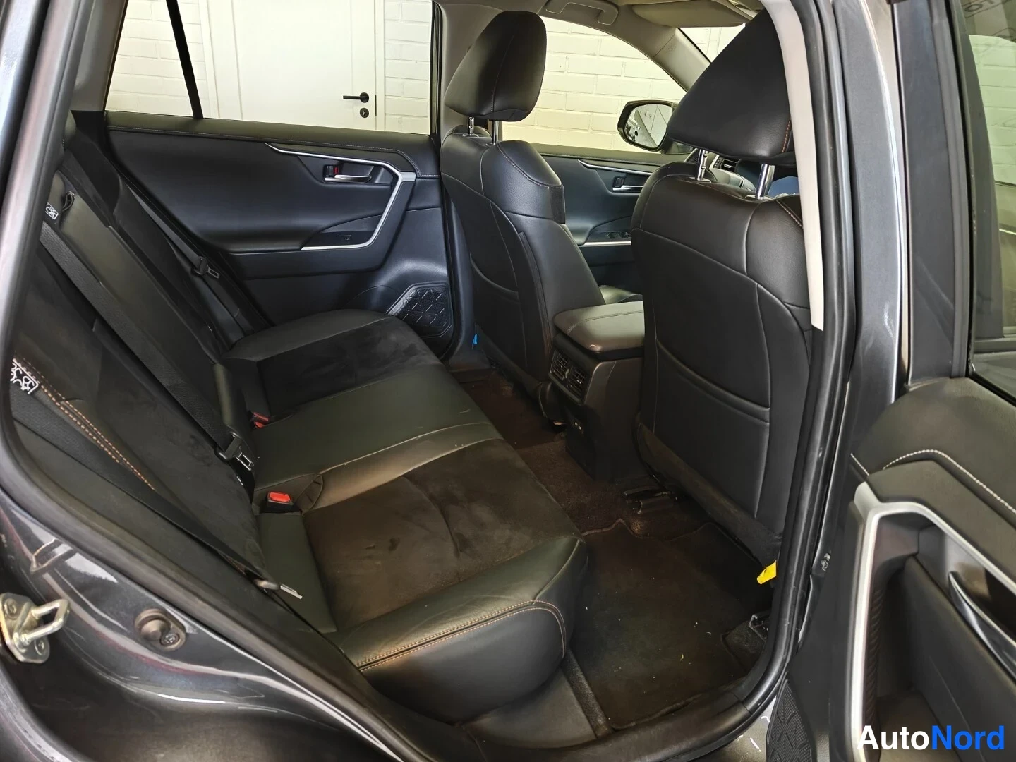 Harmaa Toyota RAV4 2023, takaistuimet, kuva 11