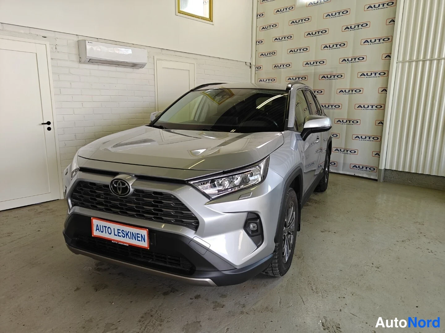 Hopea Toyota RAV4 2023, etuviisto, keula vasemmalle, kuva 2