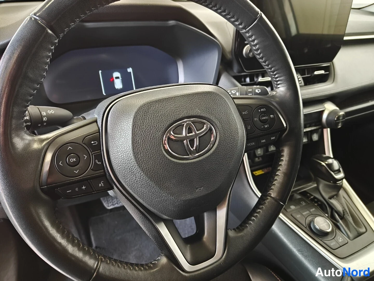 Hopea Toyota RAV4 2023, ohjaamo, kuva 9