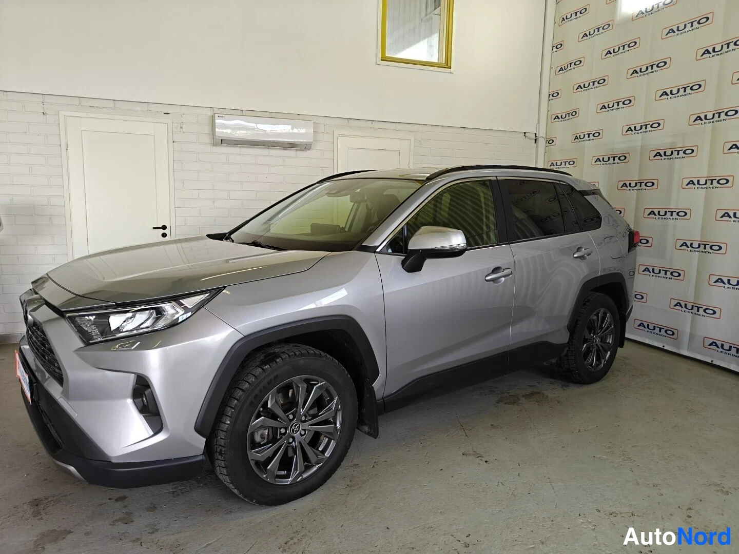 Hopea Toyota RAV4 2023, etuviisto, keula vasemmalle, kuva 3