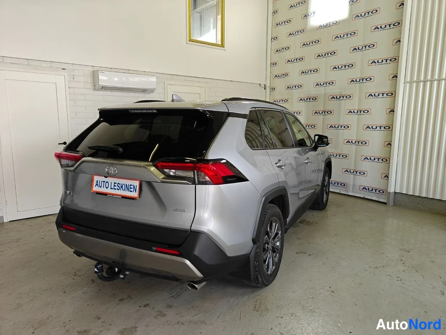 Hopea Toyota RAV4 2023, takaviisto, kuva 4
