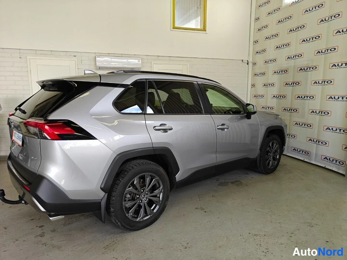 Hopea Toyota RAV4 2023, takaviisto, kuva 6