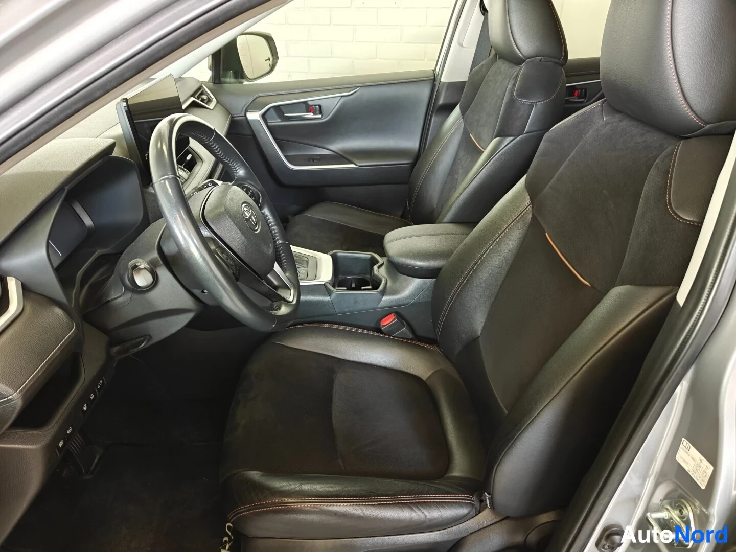 Hopea Toyota RAV4 2023, ohjaamo, kuva 7