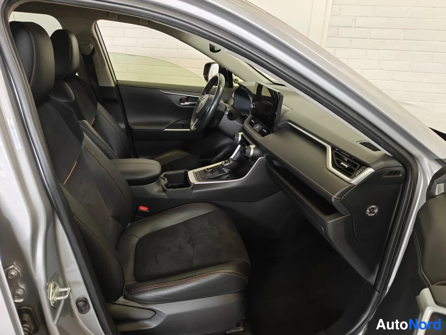 Hopea Toyota RAV4 2023, ohjaamo, kuva 8