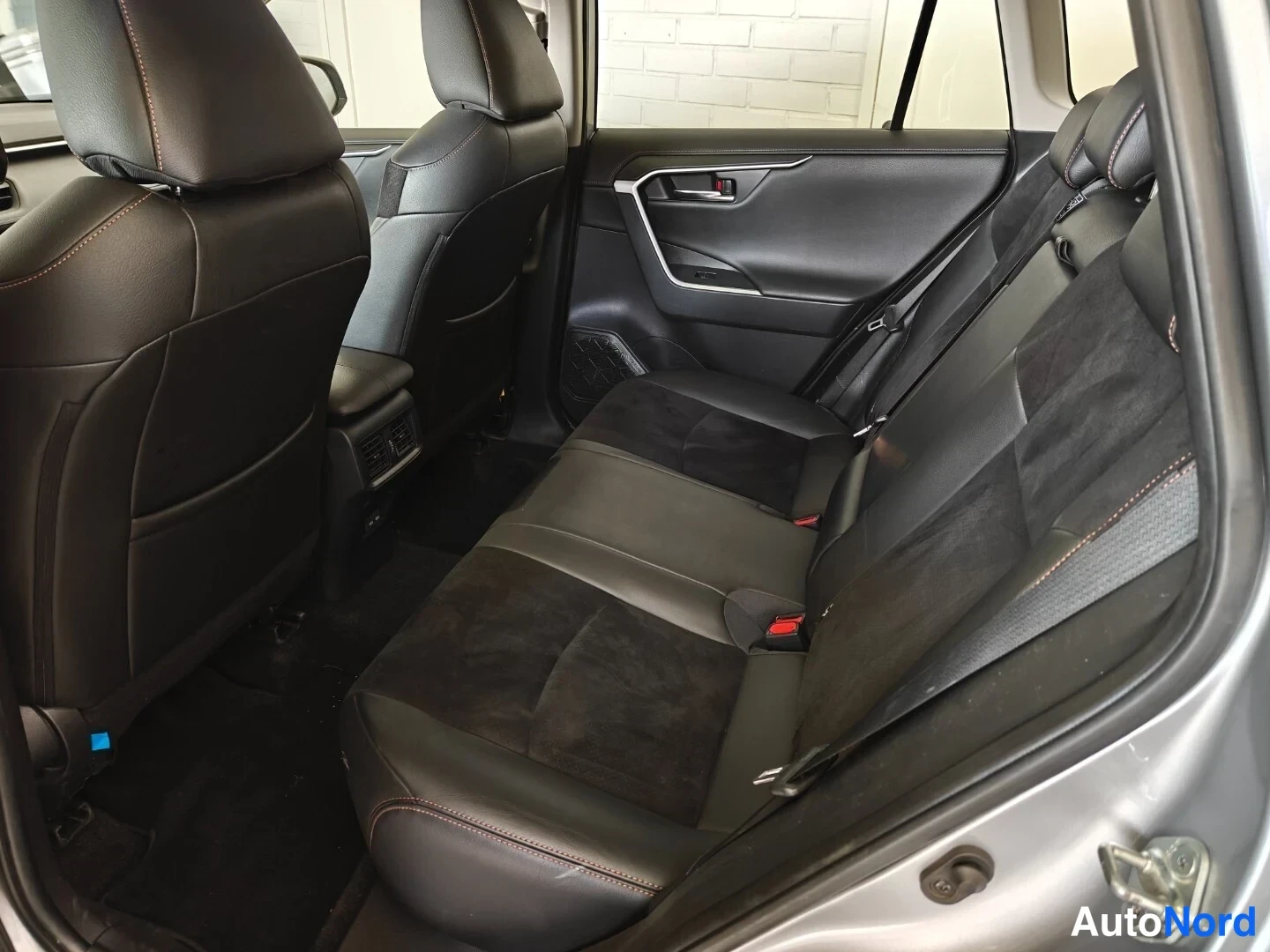 Hopea Toyota RAV4 2023, takaistuimet, kuva 11