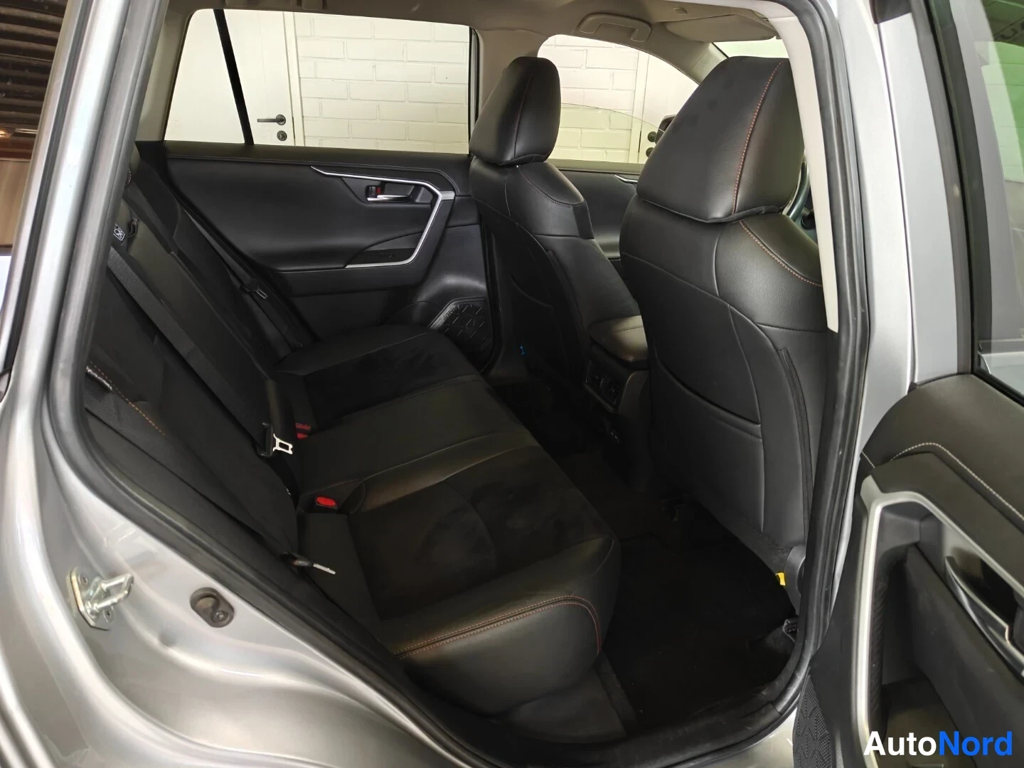 Hopea Toyota RAV4 2023, takaistuimet, kuva 10