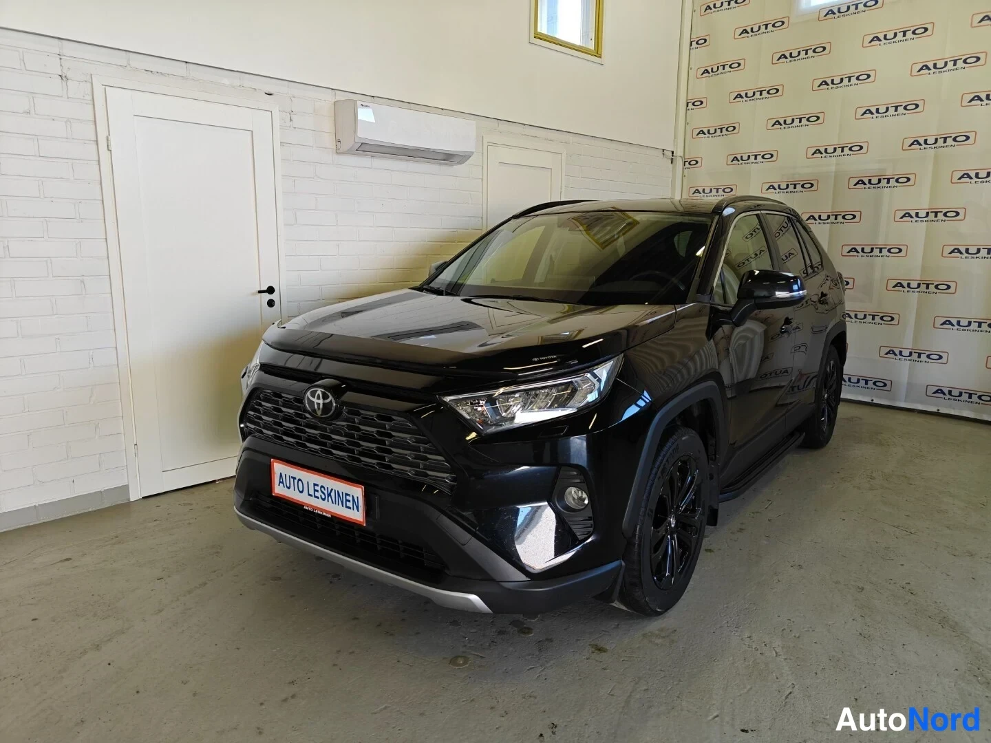 Musta Toyota RAV4 2019, etuviisto, keula vasemmalle, kuva 2