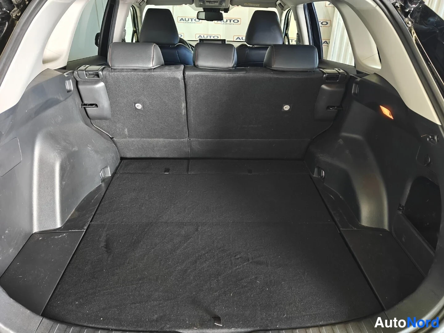 Musta Toyota RAV4 2019, tavaratila, kuva 14