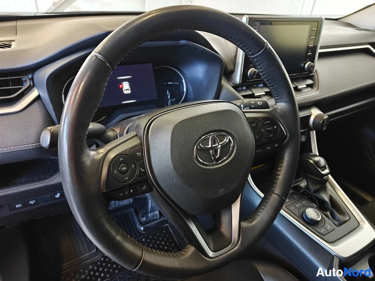 Musta Toyota RAV4 2019, ohjaamo, kuva 11