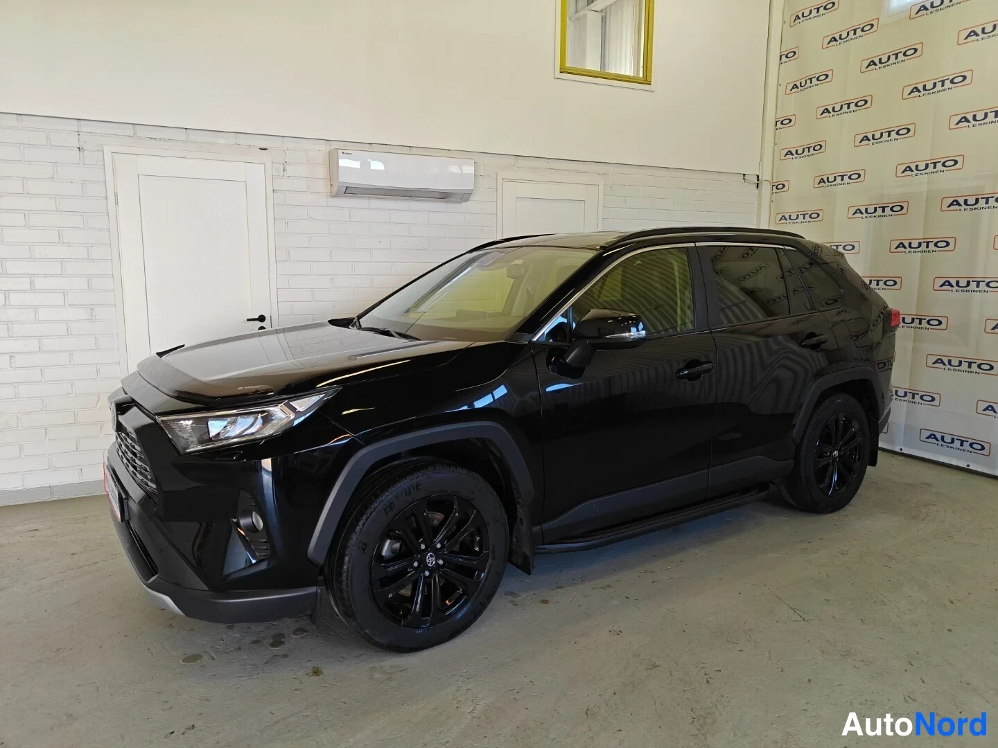 Musta Toyota RAV4 2019, etuviisto, keula vasemmalle, kuva 3