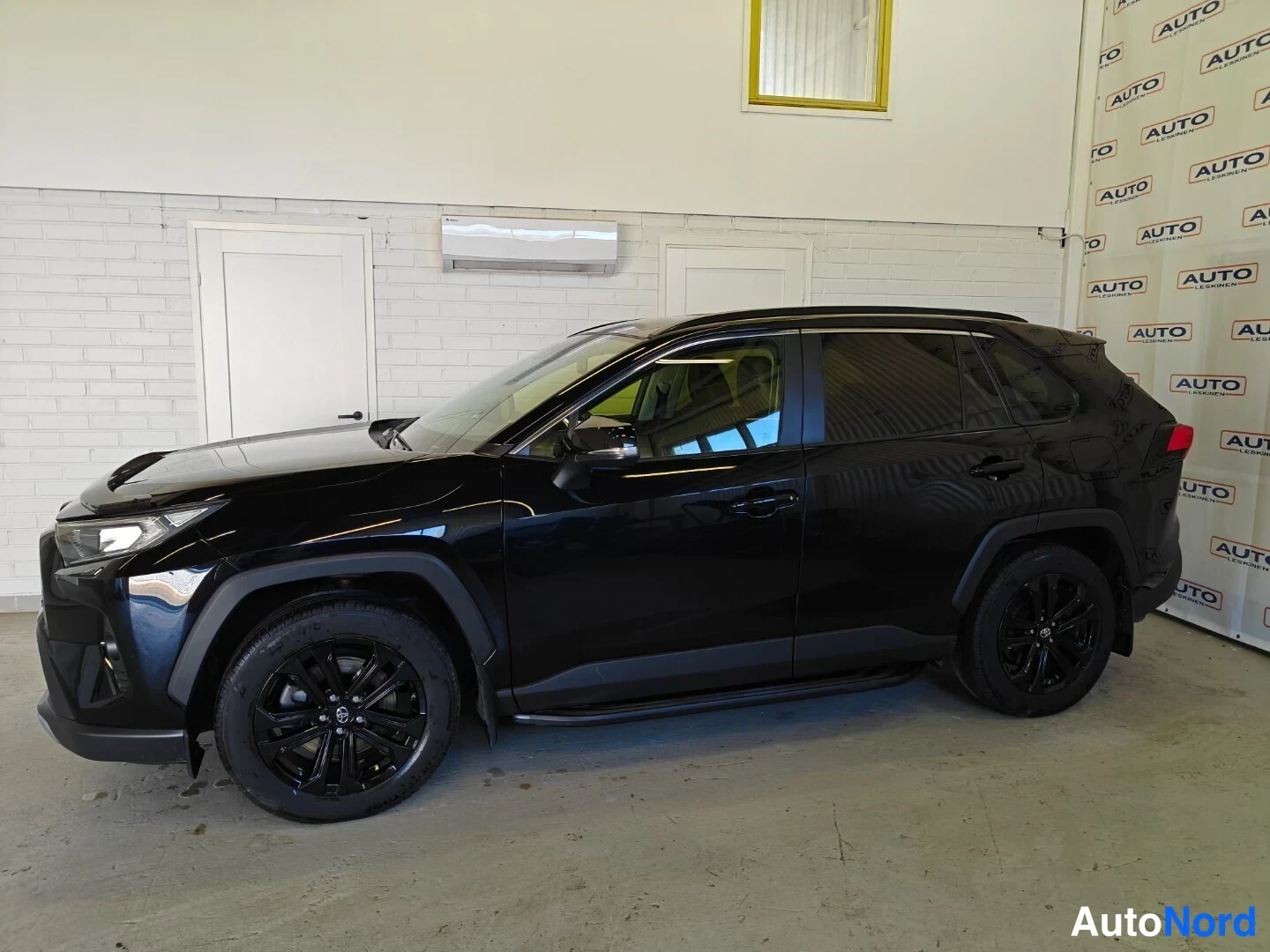 Musta Toyota RAV4 2019, etuviisto, keula vasemmalle, kuva 4