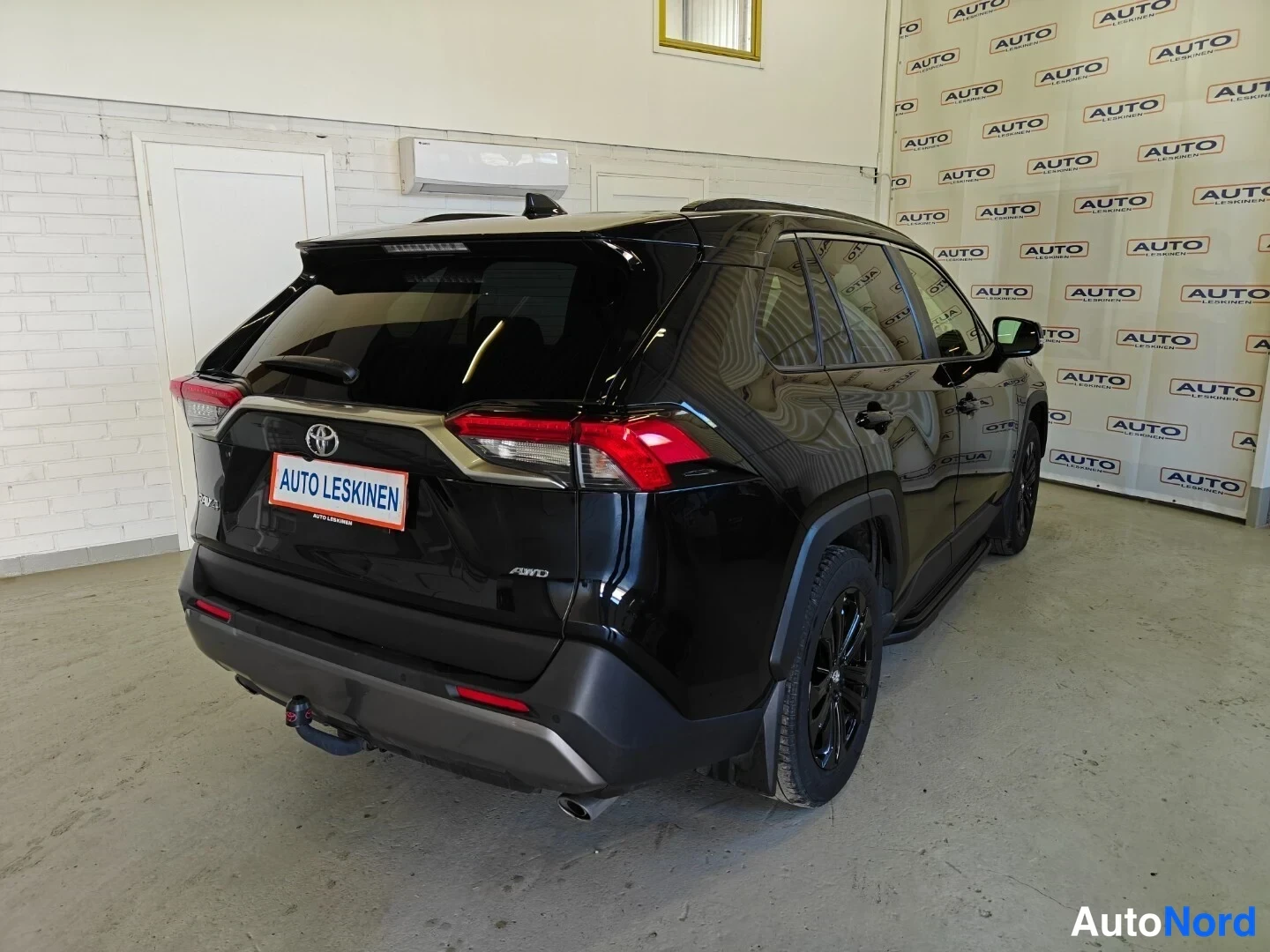 Musta Toyota RAV4 2019, takaviisto, kuva 6