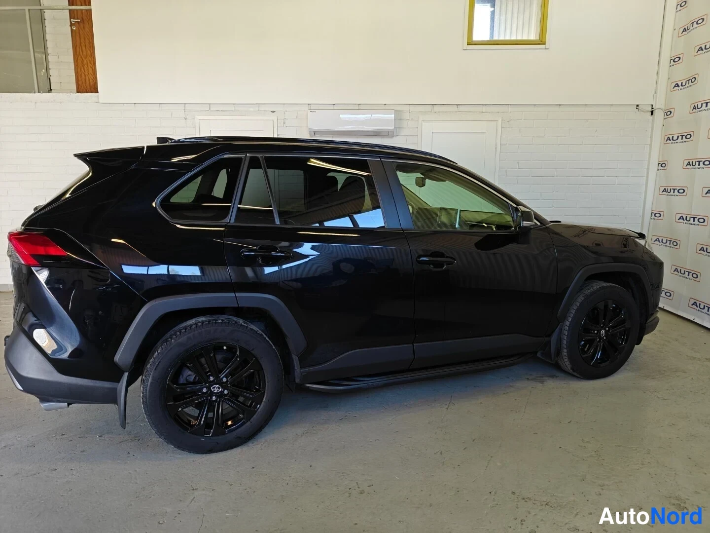 Musta Toyota RAV4 2019, sivulta, kuva 5