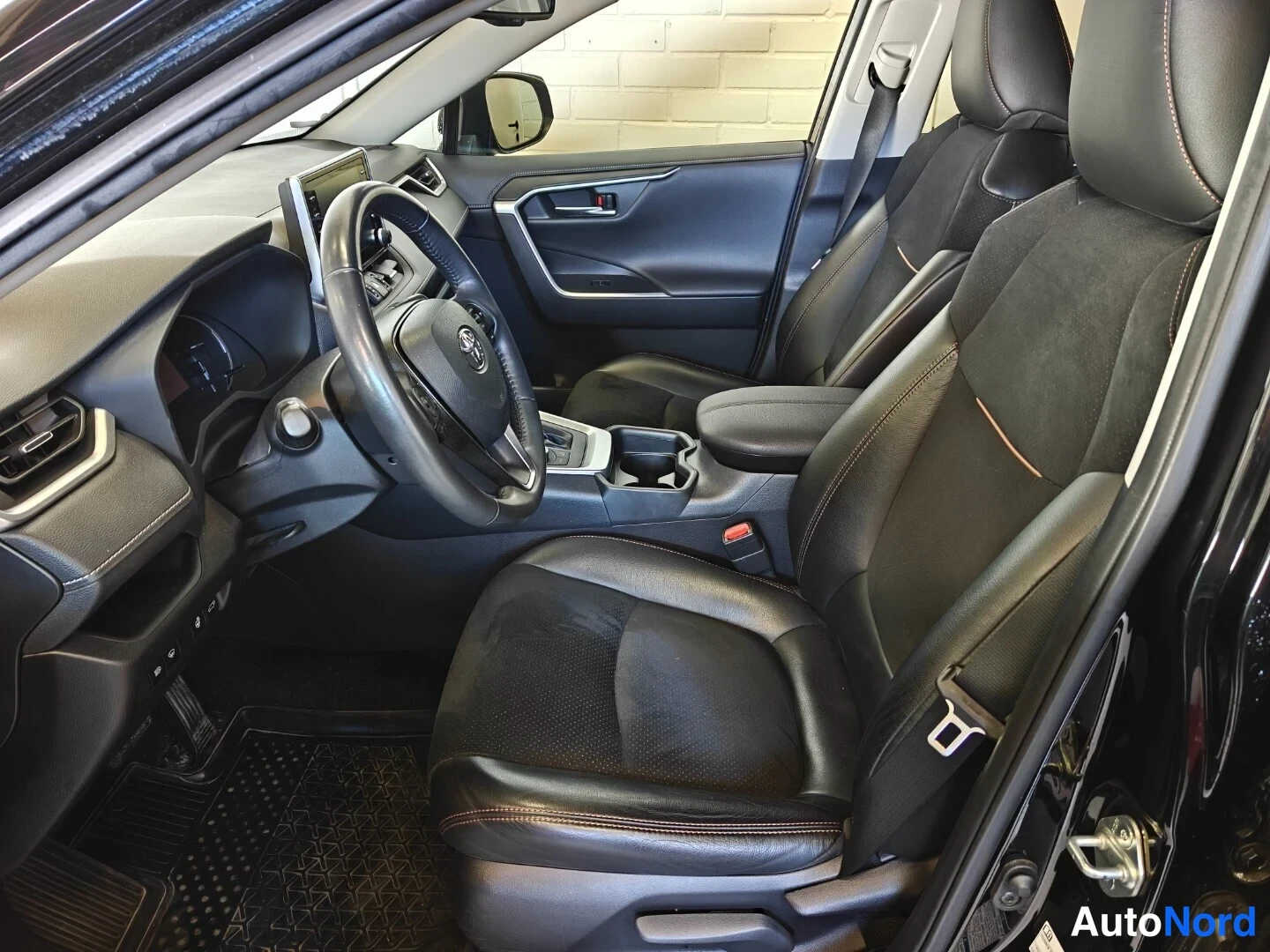 Musta Toyota RAV4 2019, ohjaamo, kuva 8