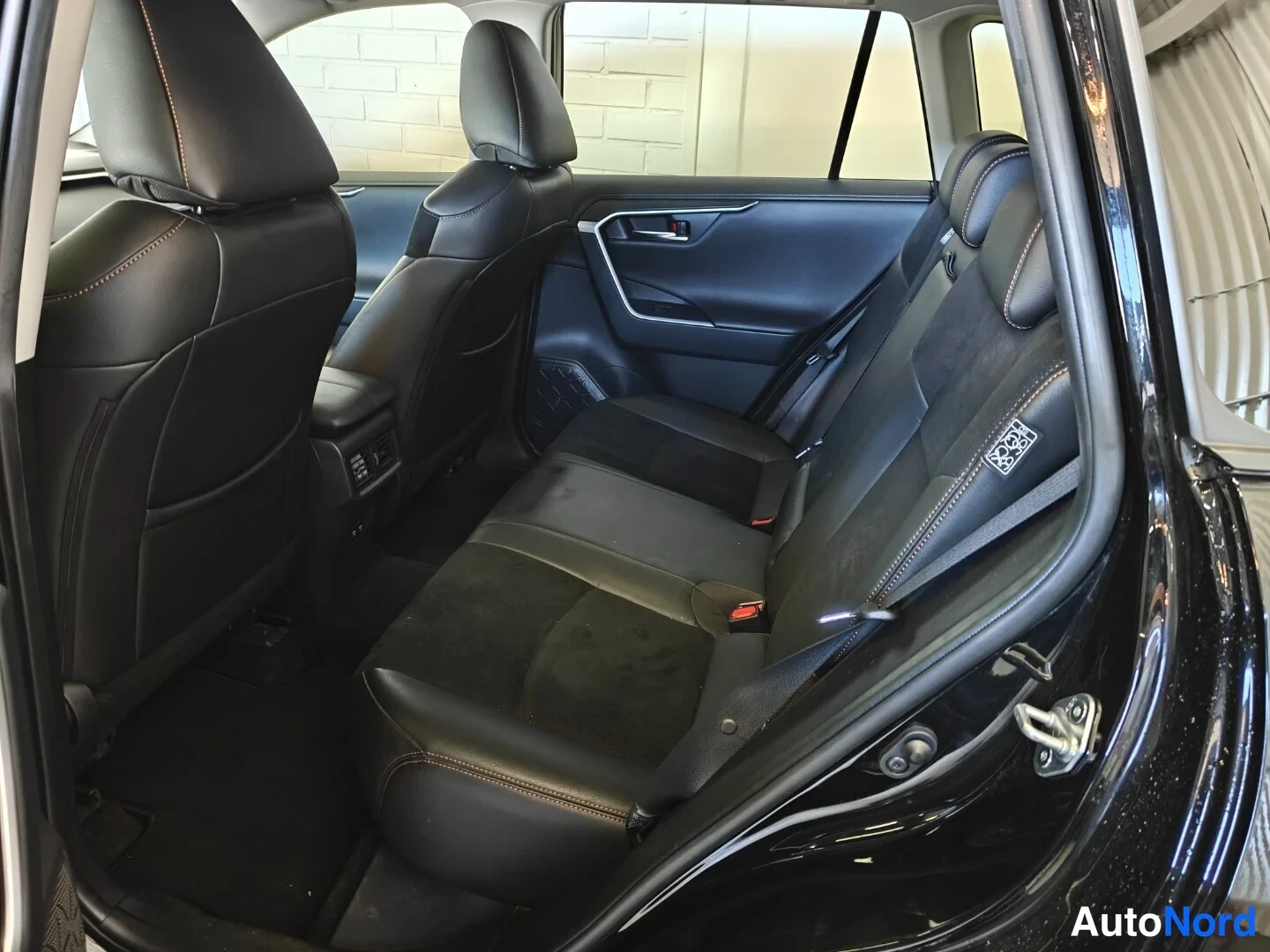 Musta Toyota RAV4 2019, takaistuimet, kuva 12