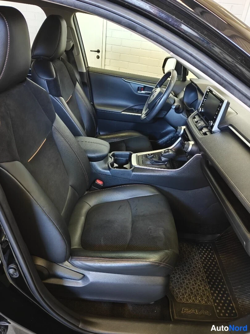 Musta Toyota RAV4 2019, ohjaamo, kuva 9