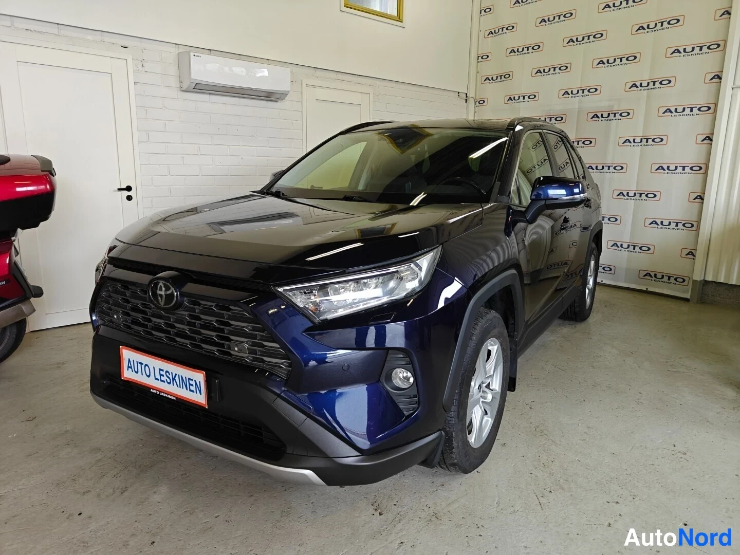 Sininen Toyota RAV4 2019, etuviisto, keula vasemmalle, kuva 2