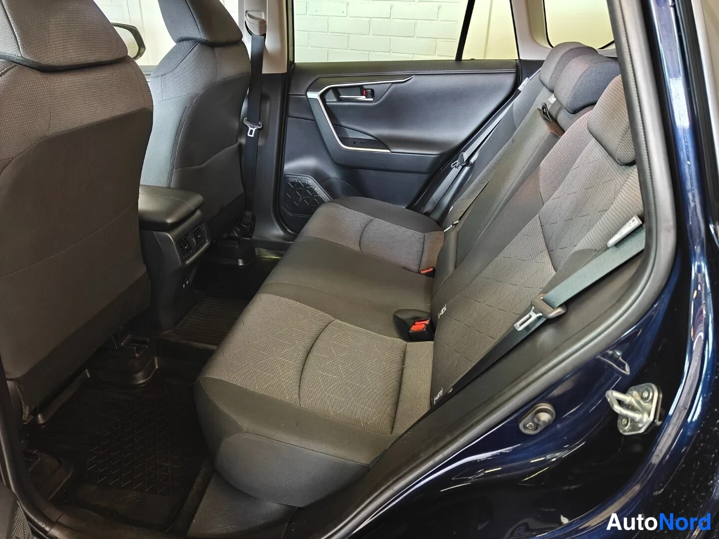 Sininen Toyota RAV4 2019, takaistuimet, kuva 11