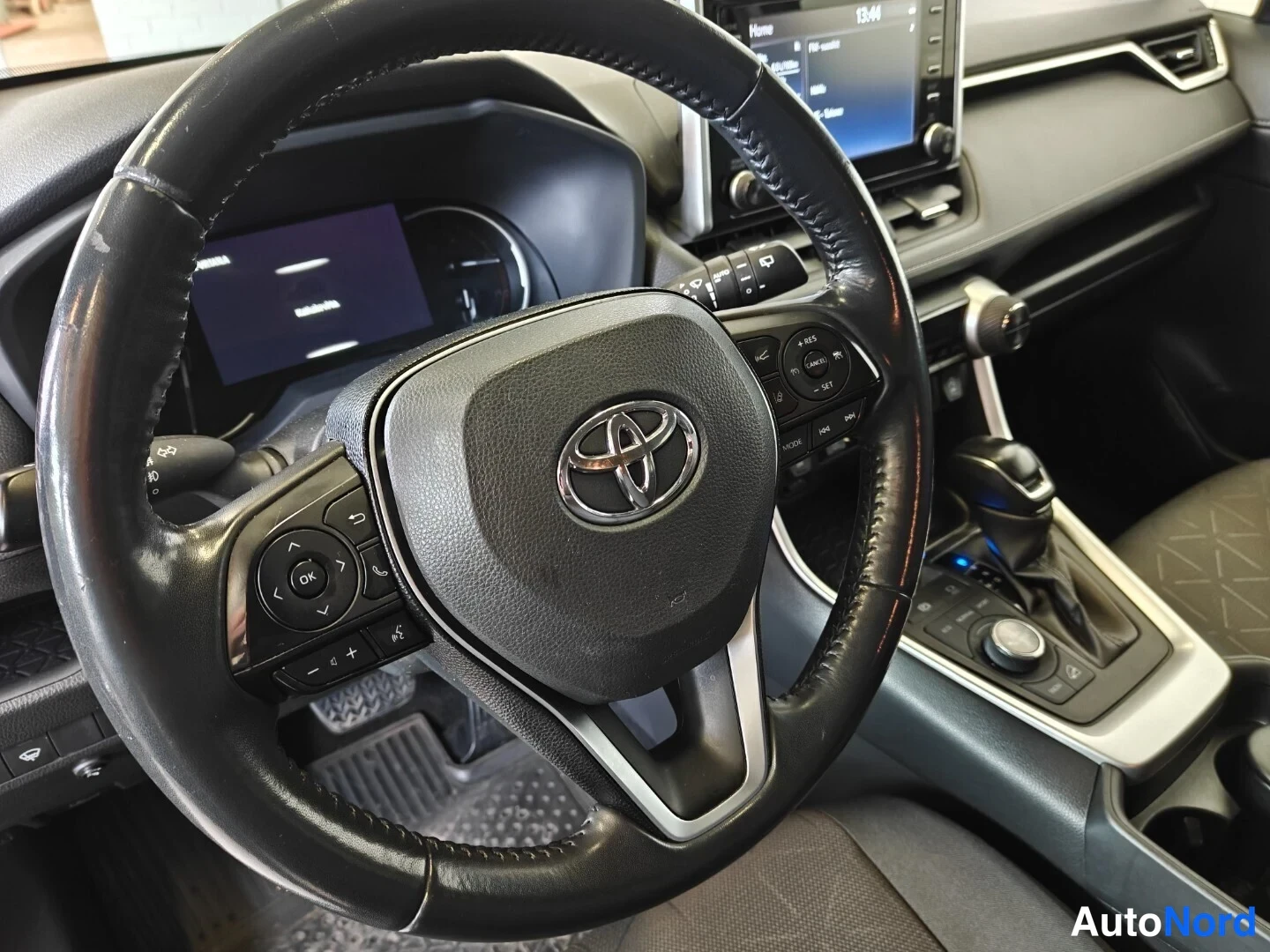 Sininen Toyota RAV4 2019, ohjaamo, kuva 9