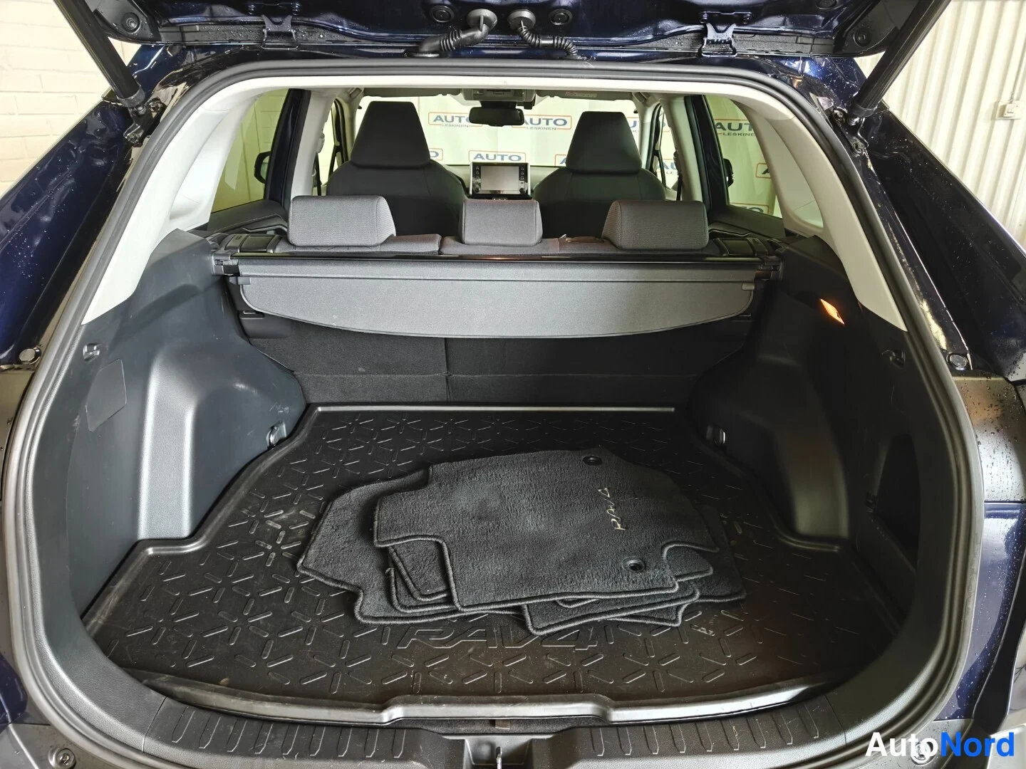 Sininen Toyota RAV4 2019, tavaratila, kuva 13