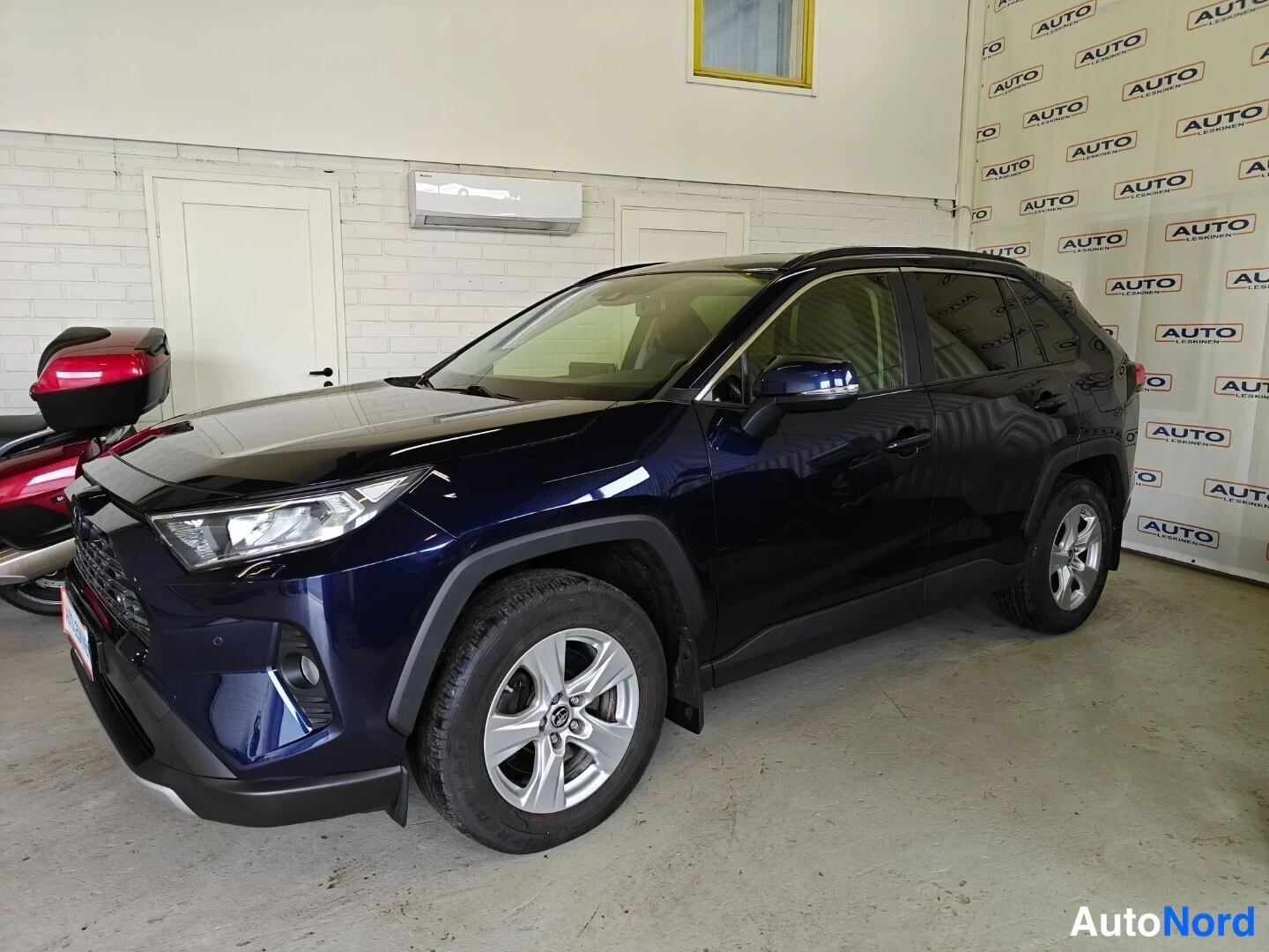 Sininen Toyota RAV4 2019, etuviisto, keula vasemmalle, kuva 3