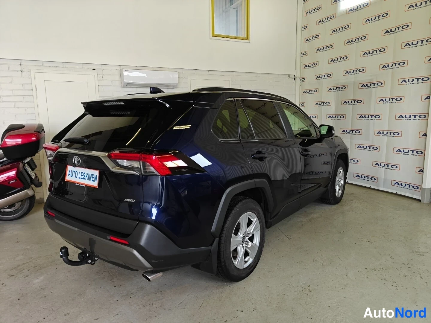 Sininen Toyota RAV4 2019, takaviisto, kuva 4