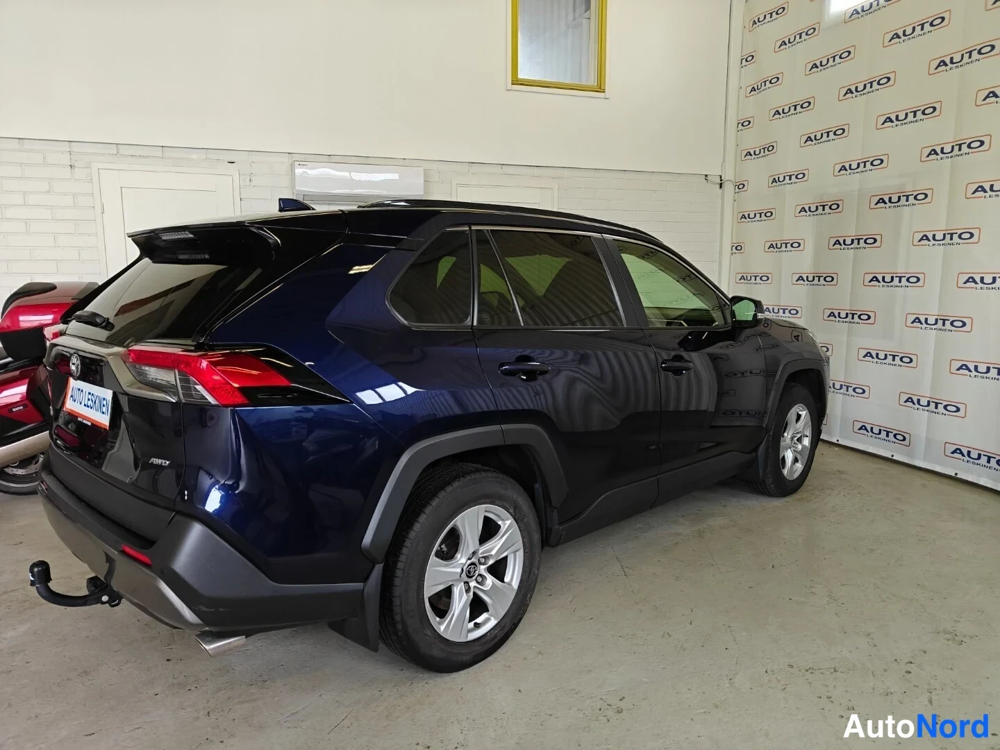 Sininen Toyota RAV4 2019, takaviisto, kuva 5