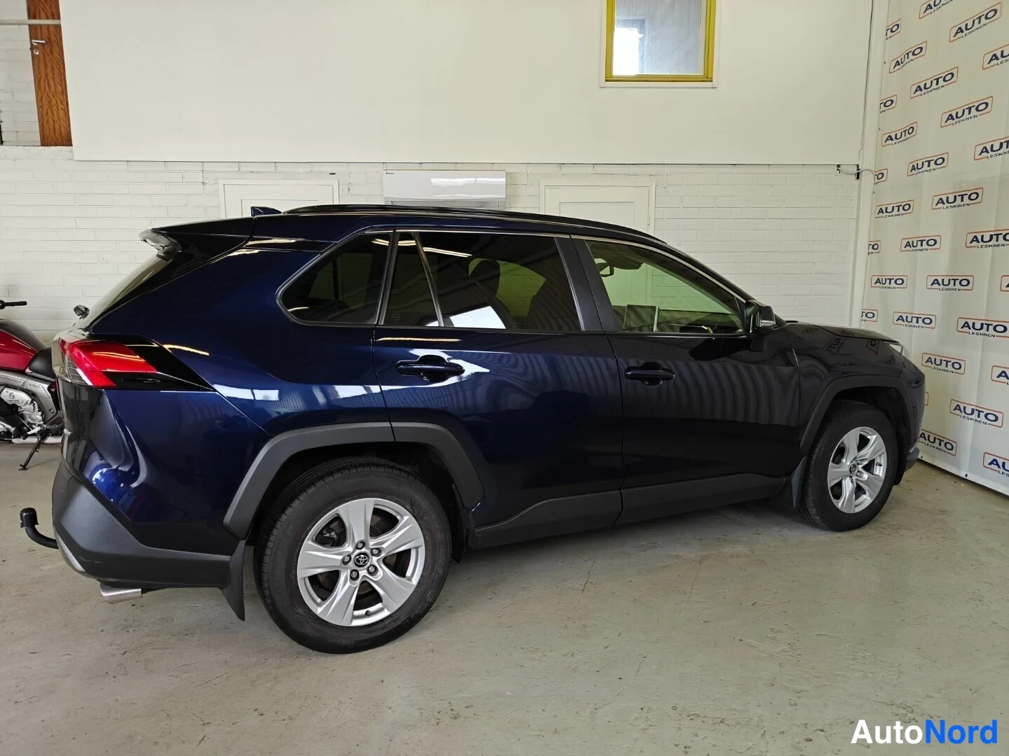 Sininen Toyota RAV4 2019, takaviisto, kuva 6