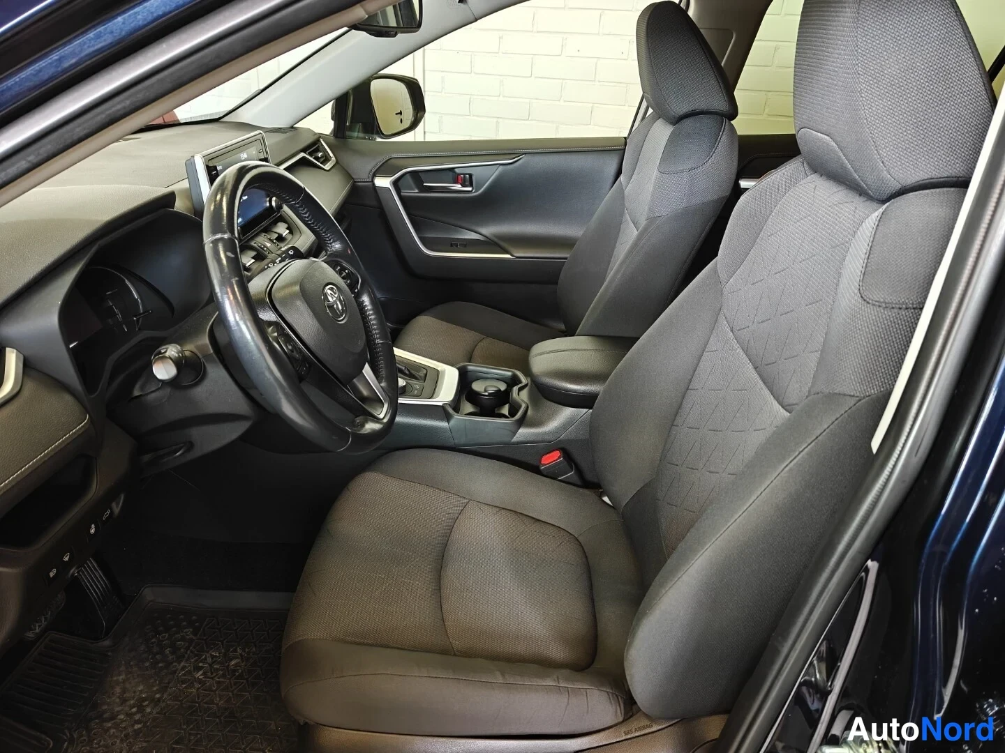 Sininen Toyota RAV4 2019, ohjaamo, kuva 7