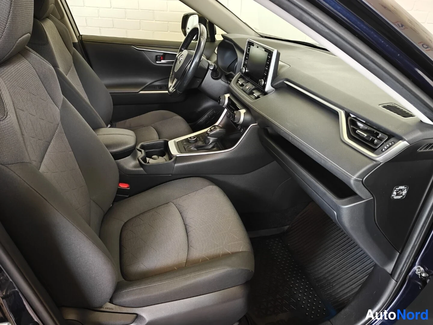 Sininen Toyota RAV4 2019, ohjaamo, kuva 8