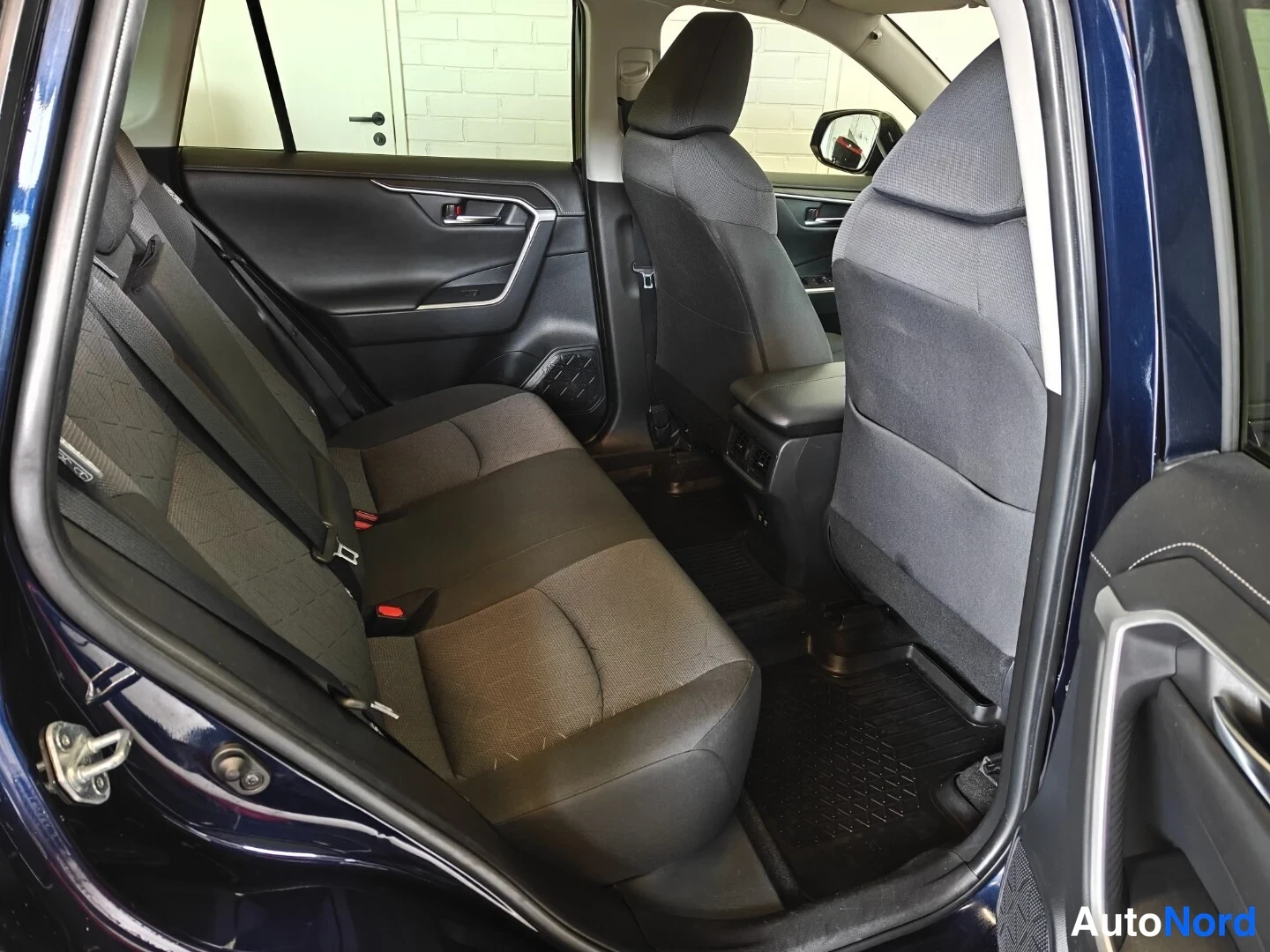 Sininen Toyota RAV4 2019, takaistuimet, kuva 12