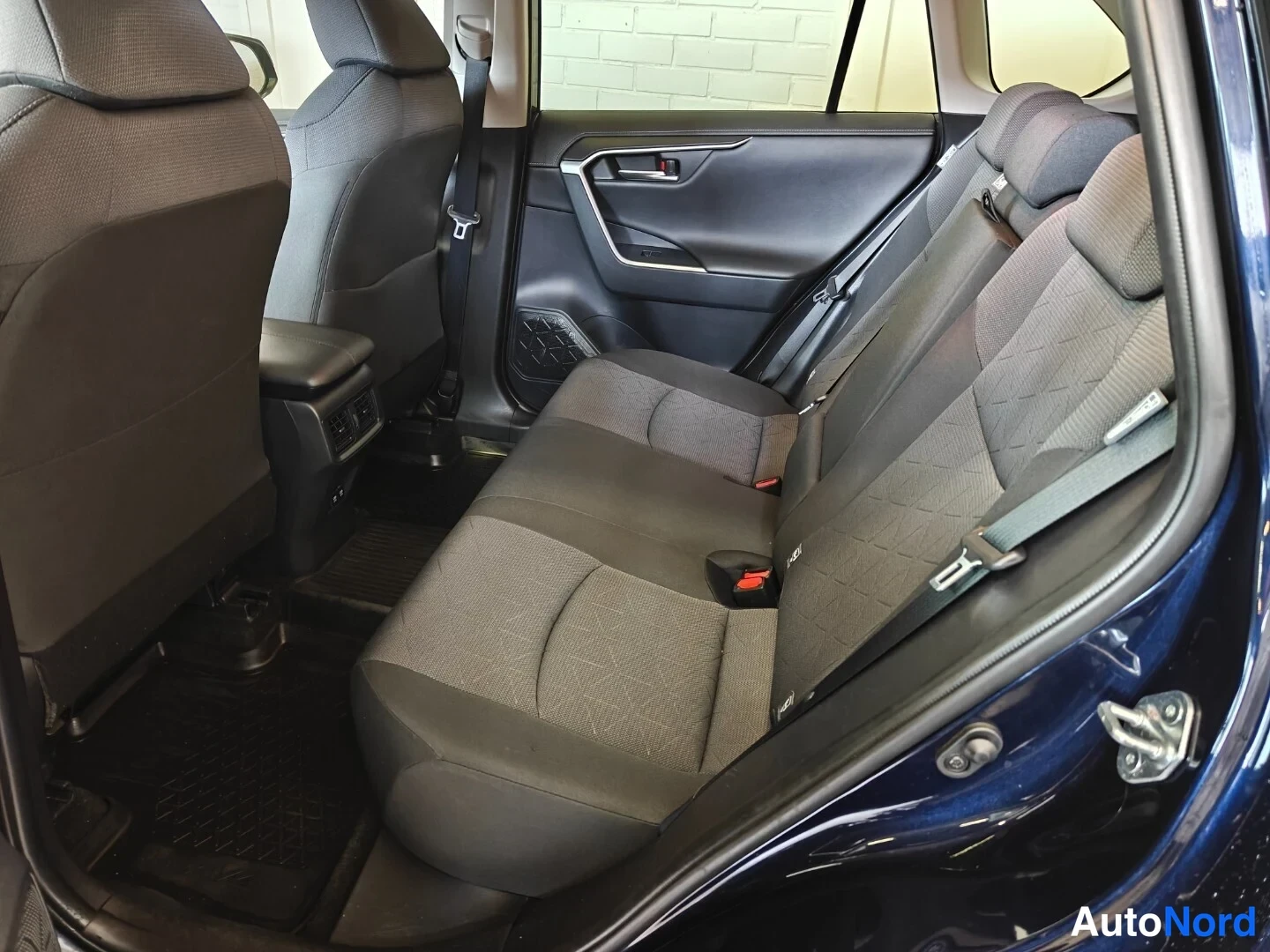 Sininen Toyota RAV4 2019, takaistuimet, kuva 10