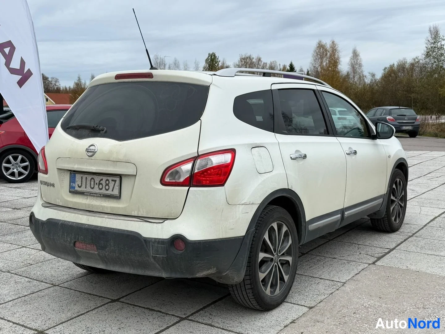 Valkoinen Nissan Qashqai+2 2012, takaviisto, kuva 2