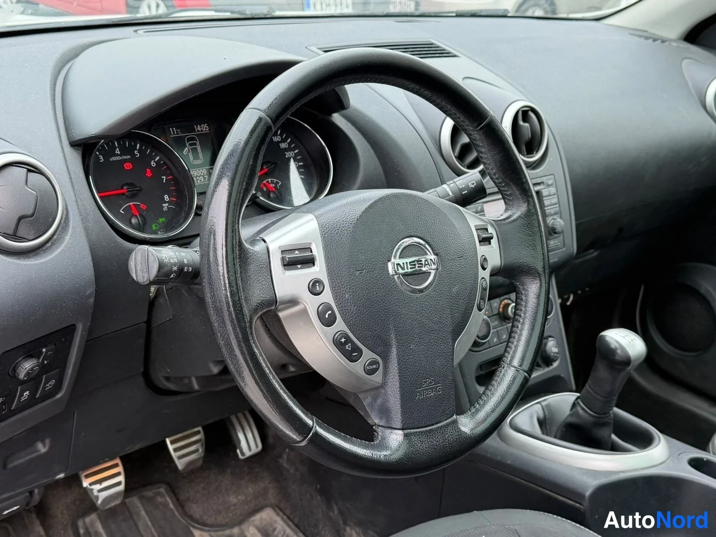 Valkoinen Nissan Qashqai+2 2012, ohjaamo, kuva 3