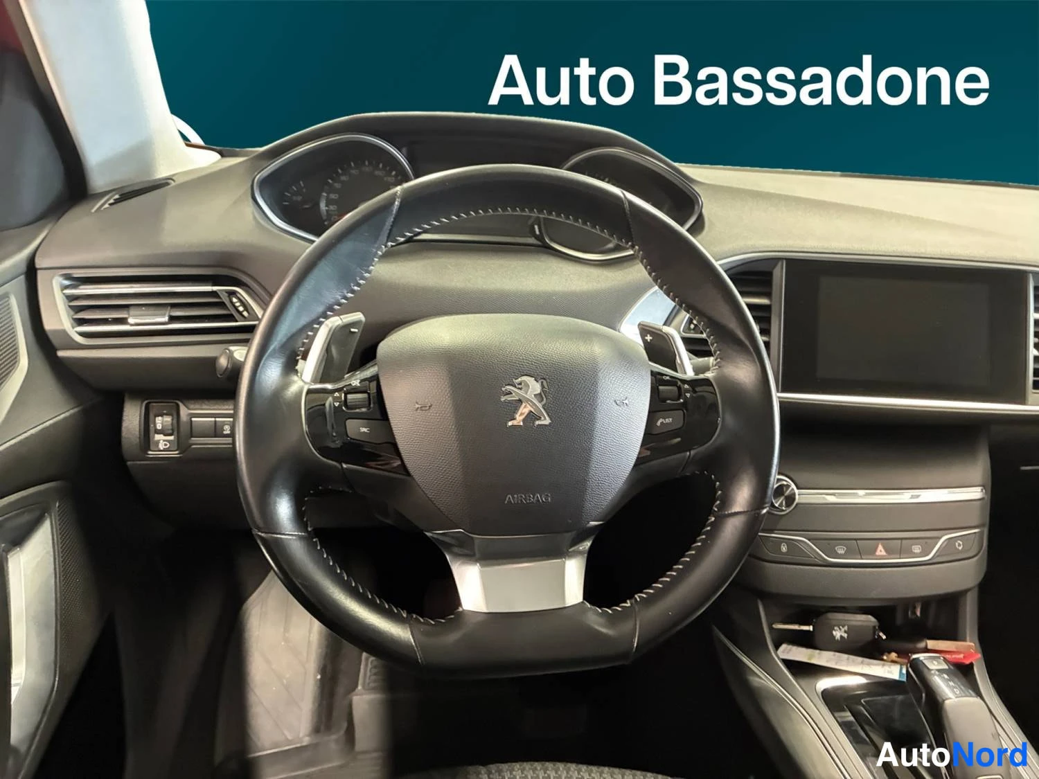 Punainen Peugeot 308 2019, ohjaamo, kuva 12