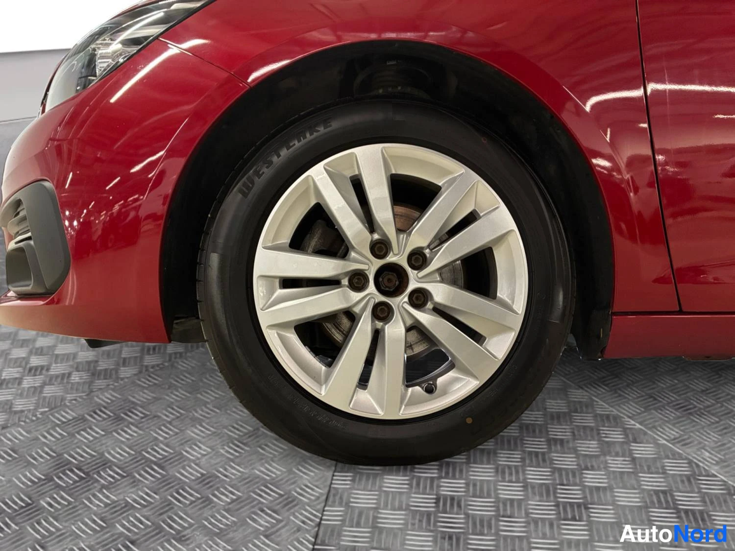 Punainen Peugeot 308 2019, yksityiskohta, kuva 15