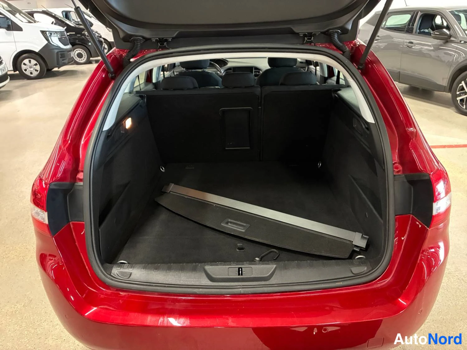 Punainen Peugeot 308 2019, tavaratila, kuva 13