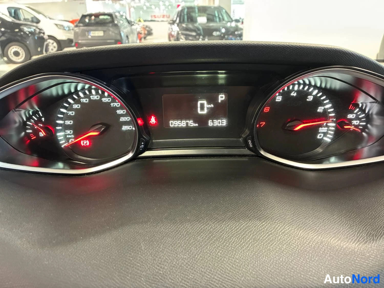 Punainen Peugeot 308 2019, yksityiskohta, kuva 18