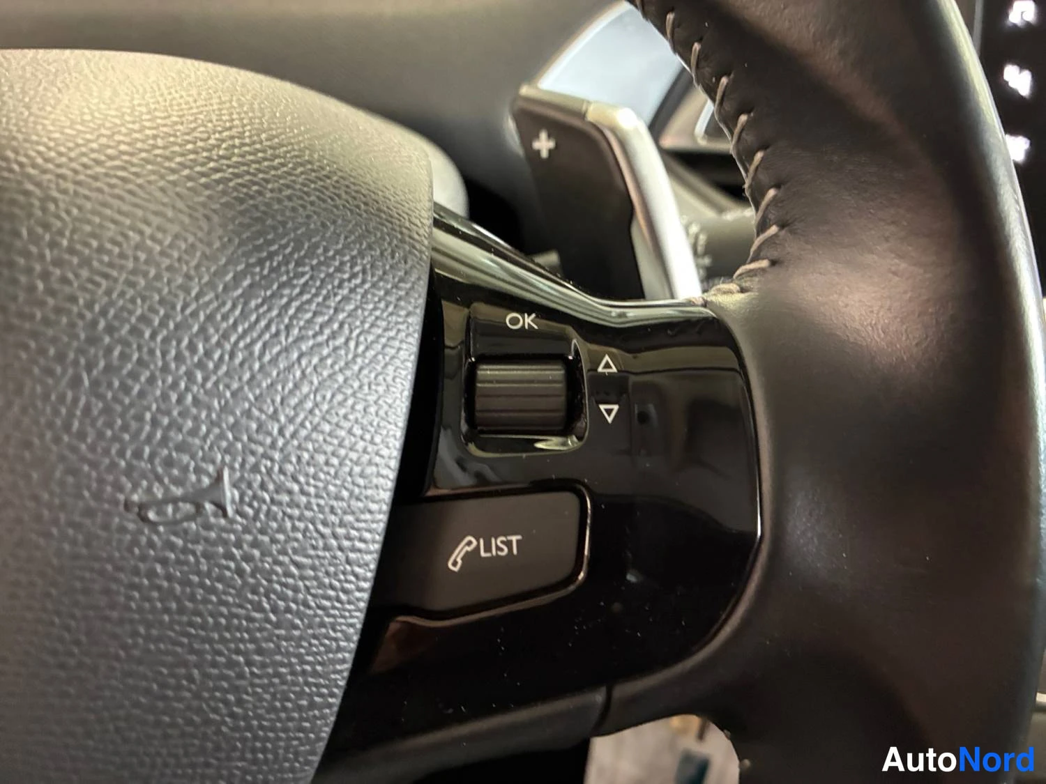 Punainen Peugeot 308 2019, yksityiskohta, kuva 24