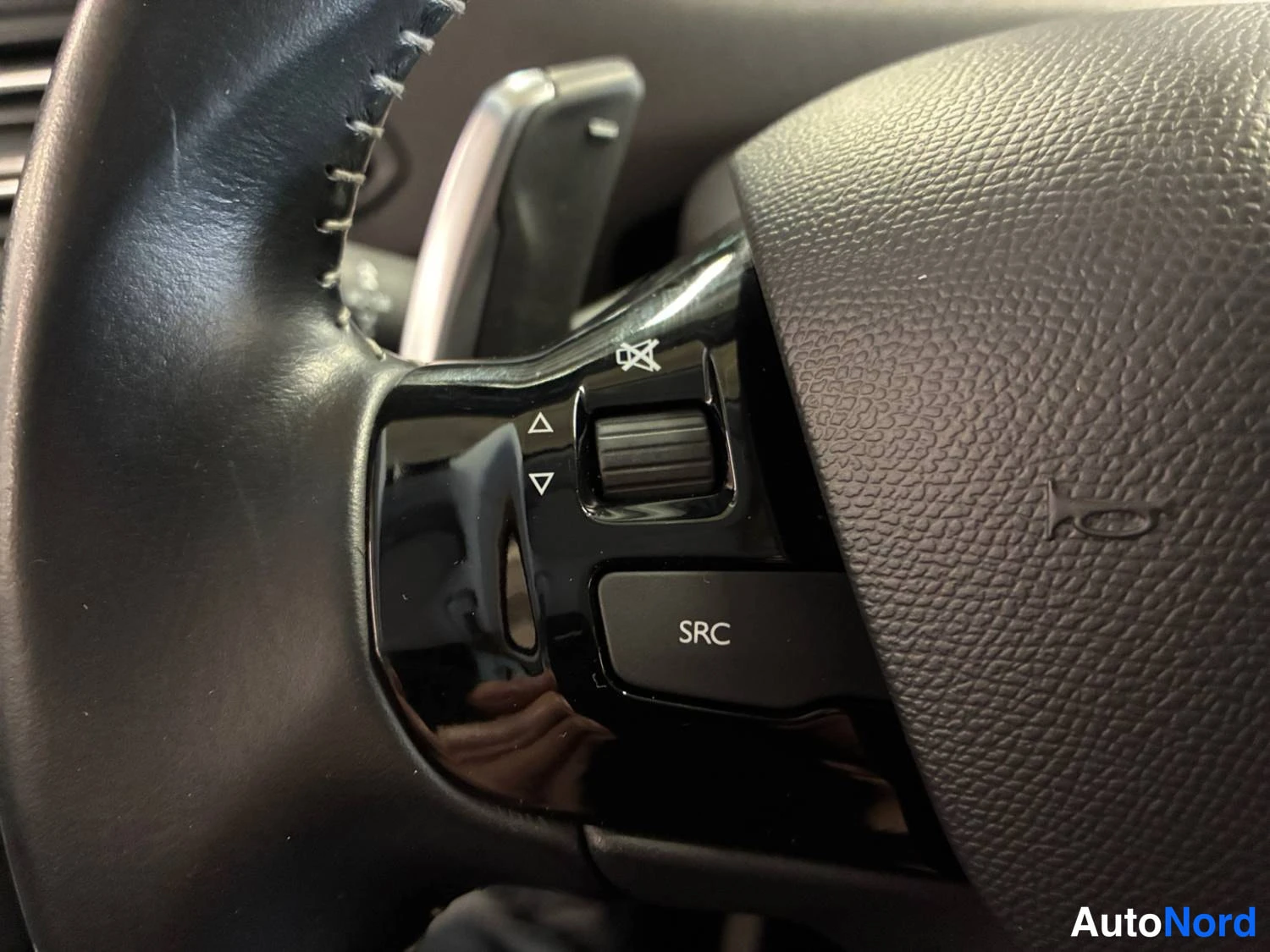 Punainen Peugeot 308 2019, yksityiskohta, kuva 25