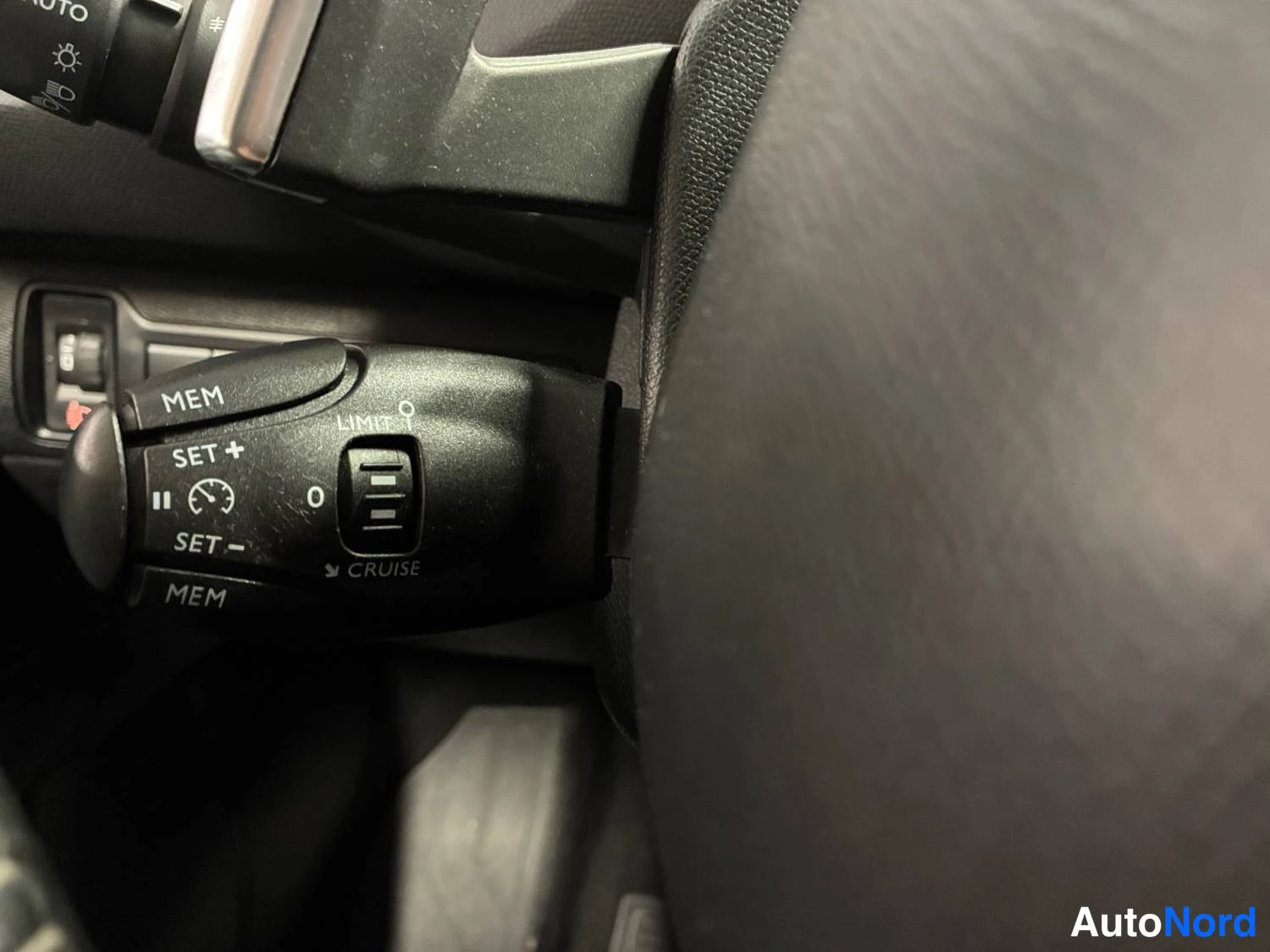 Punainen Peugeot 308 2019, kuva 32