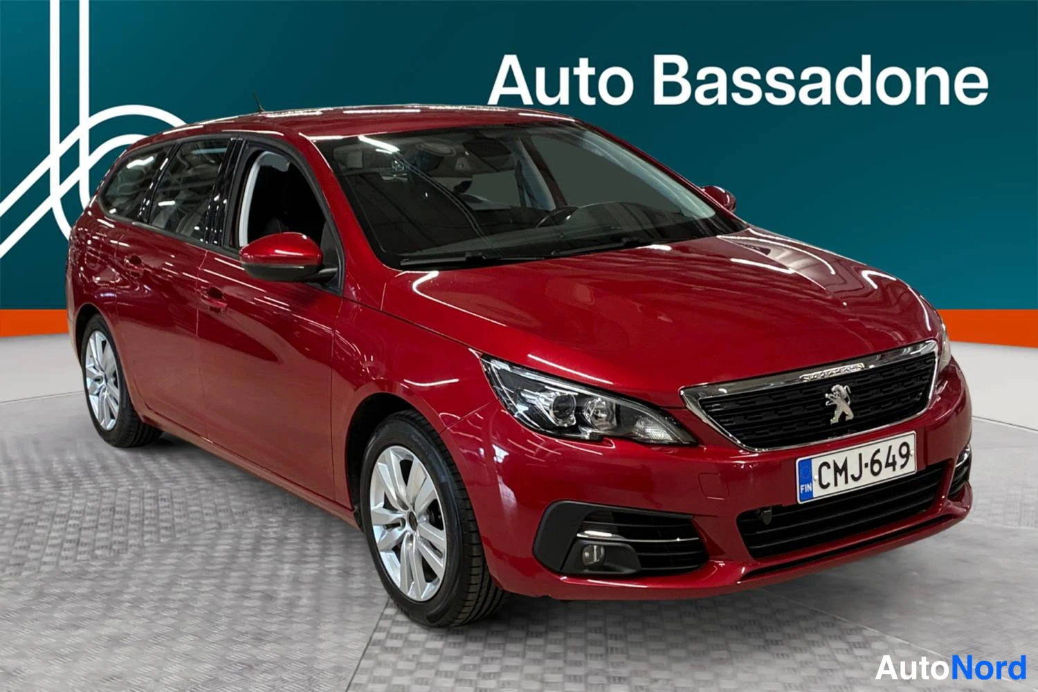 Punainen Peugeot 308 2019, etuviisto, keula oikealle, kuva 3