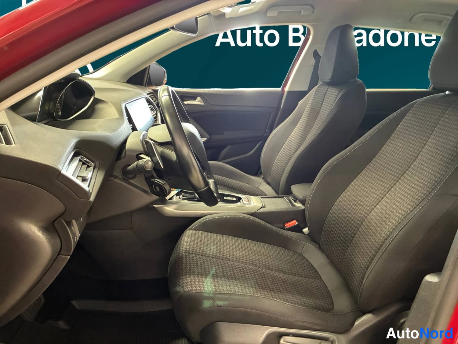 Punainen Peugeot 308 2019, ohjaamo, kuva 11