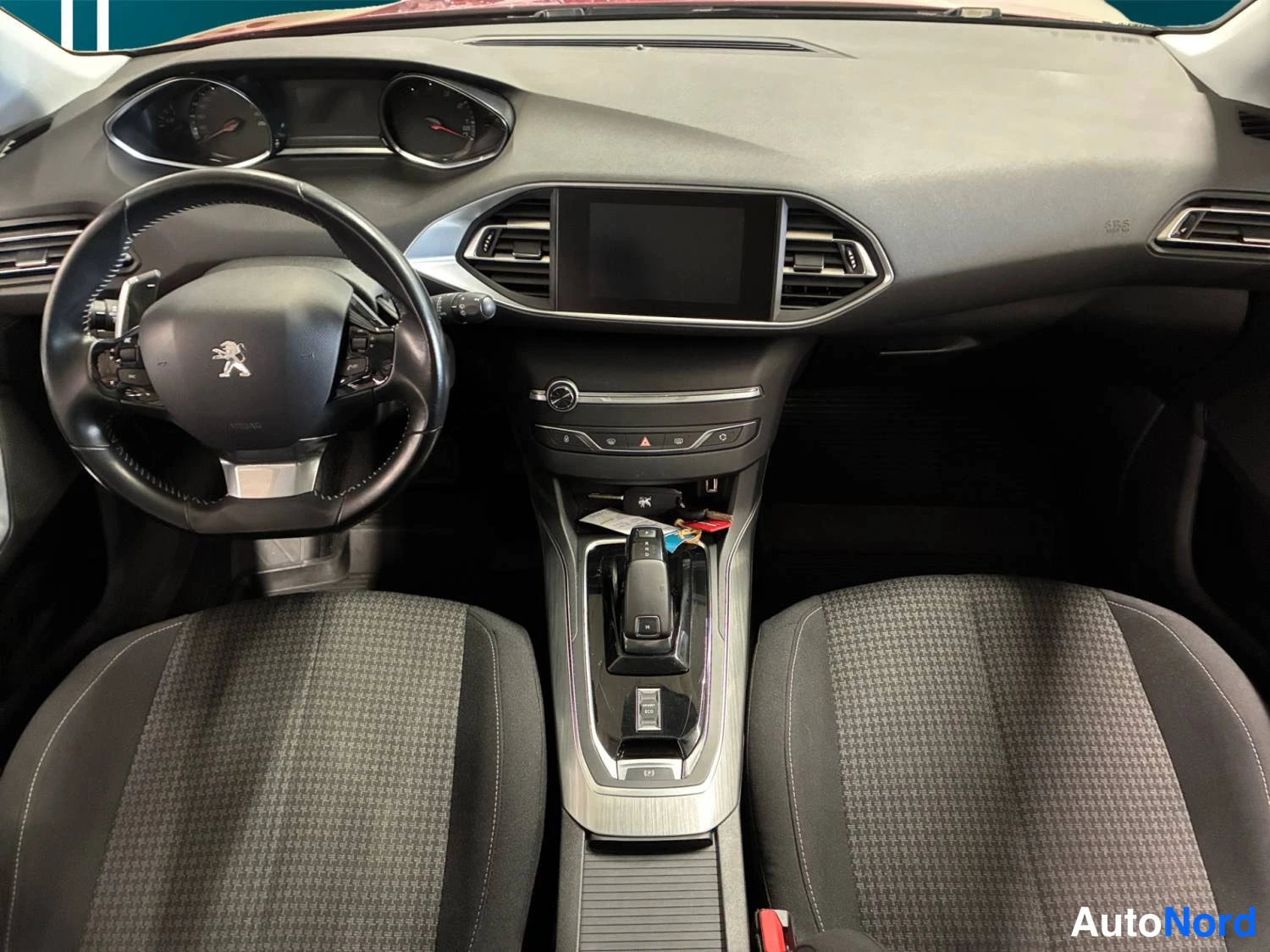 Punainen Peugeot 308 2019, ohjaamo, kuva 9
