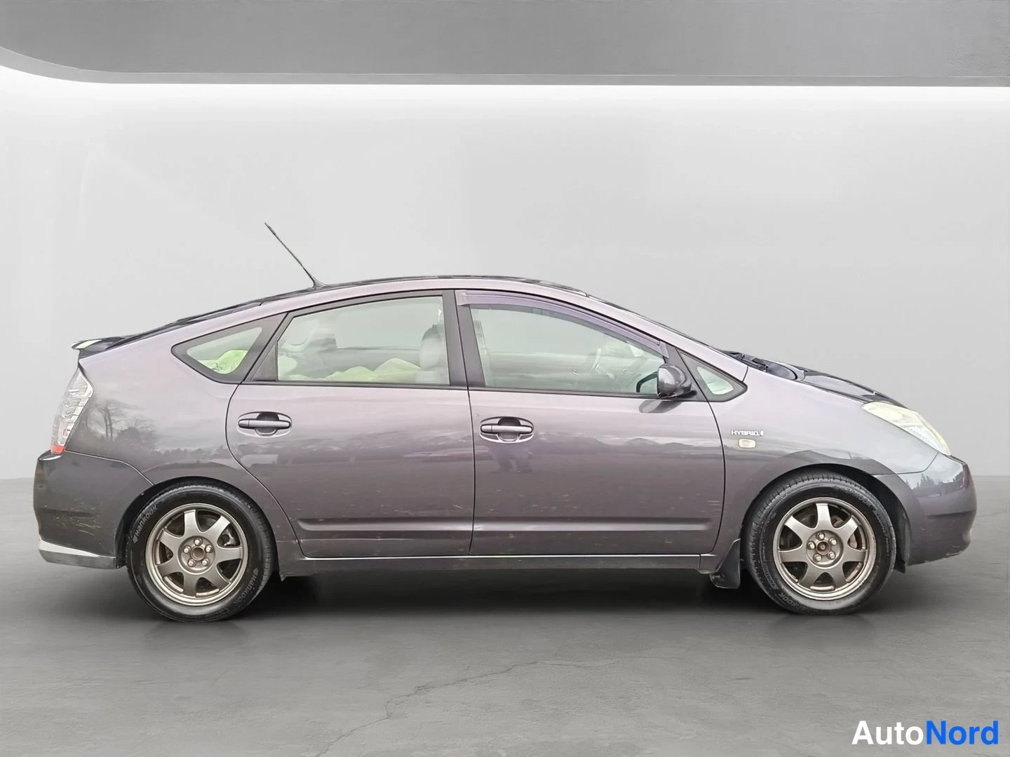Harmaa Toyota Prius 2008, sivulta, kuva 4
