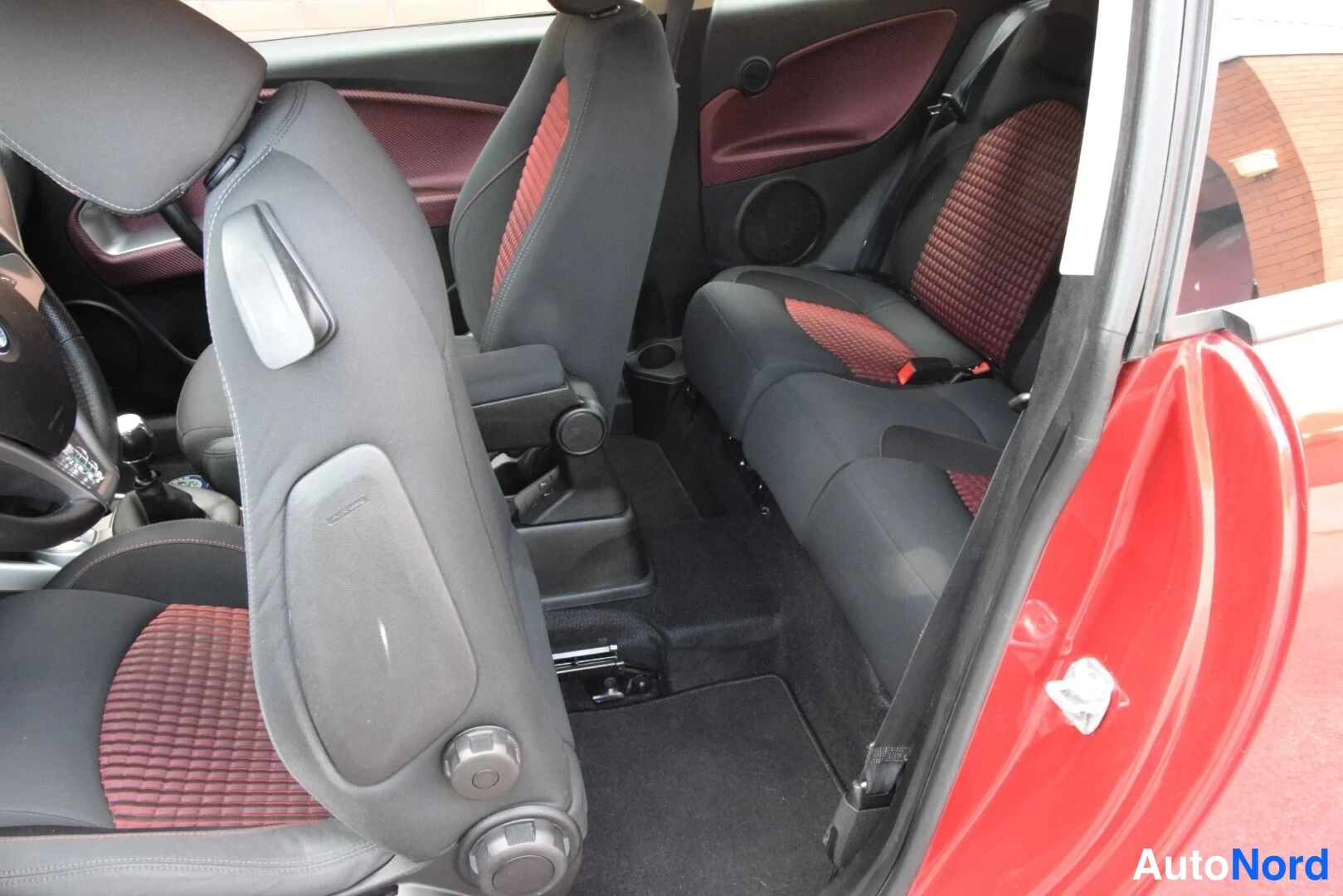 Punainen Alfa Romeo Mito 2010, takaistuimet, kuva 15